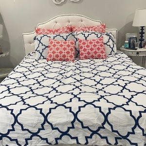 Duvet cover and 6 pillows to go with it! This went on a queen size bed!